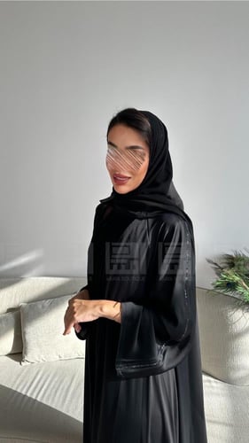 عباية دبل كلوش حرير بتفاصيل شك أسود- 1425