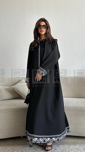 عباية عيد سوداء كلوش باردة مطرزة بأطراف فضية أنيقة...