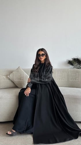 عباية سوداء نصف كلوش بأكمام مميزة- 1400