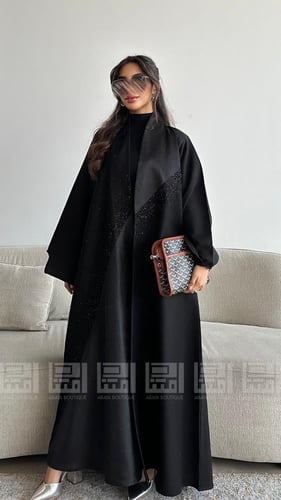 عباية سوداء ربع كلوش مزينة بالشك مع تداخل قماش الج...