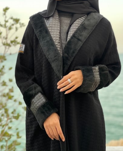 عباية سوداء بالفرو الأسود 1061