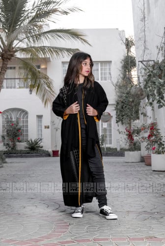 عباية سوداء بأكمام مبطنة بالأصفر 5010