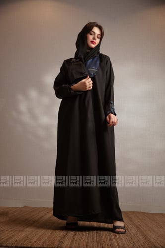 عباية سوداء بتفاصيل كحلية 1223