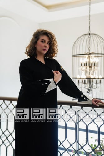 عباية سوداء بتفاصل كم بيضاء 1021