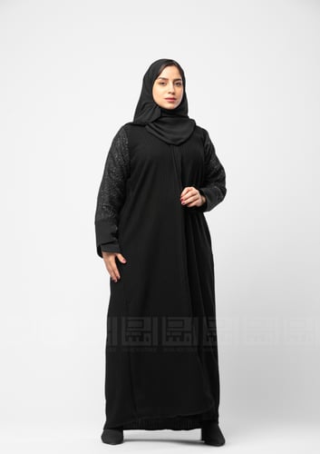 عباية شتوية بأكمام شانيل بتصميم أنيق باللون الأسود...