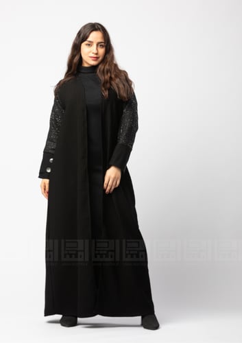 عباية شتوية بأكمام شانيل بتصميم أنيق باللون الأسود...