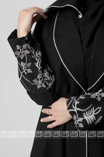 ‎عباية الياسمين سوداء بتطريز أبيض لوردة الياسمين 1...