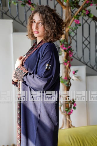 عباية باللون الكحلي مع تفاصيل السدو 1024