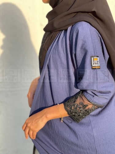 عباية كحلية بإضافة قماش الدانتيل 1060