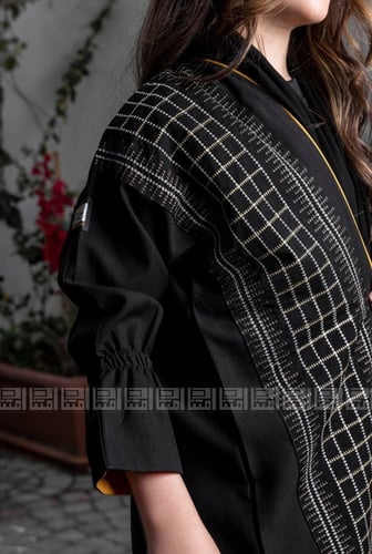 عباية سوداء بأكمام مبطنة بالأصفر 5010