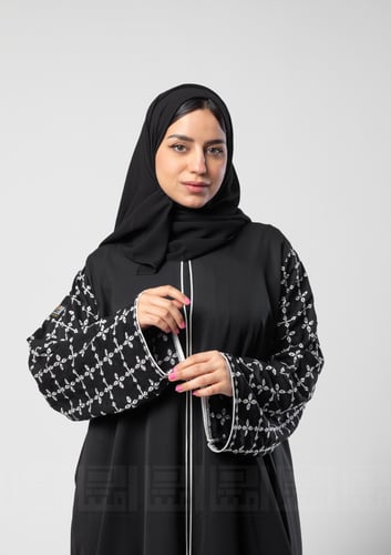 عباية ترنش كوت مطرزه بالورد الابيض 1331