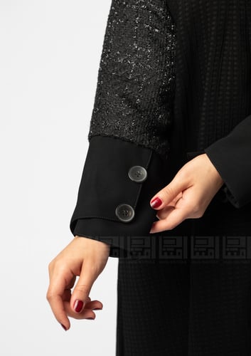 عباية شتوية بأكمام شانيل بتصميم أنيق باللون الأسود...