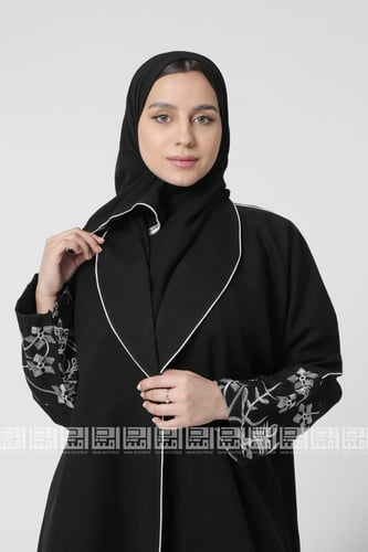 ‎عباية الياسمين سوداء بتطريز أبيض لوردة الياسمين 1...
