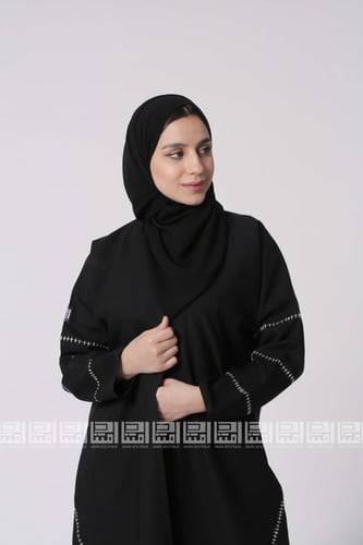 عباية سوداء بخطوط بيضاء مطرزة 1222