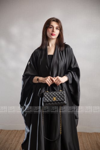 عباية بشت سوداء أنيقة بتصميم خفيف وراقي- 1200
