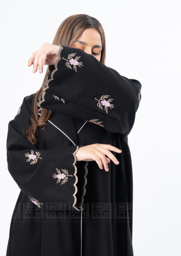 عباية سوداء بقصة رسمية بتطريز زهور 1389