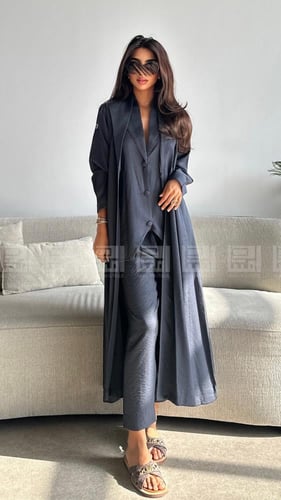 عباية صيفية بطقم تحت العباية حريري باللون الرمادي-...