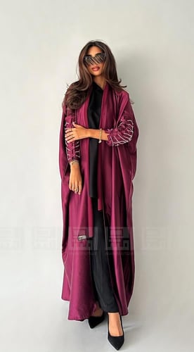 عباية عيد مارونية فاخرة بتصميم ربع بشت وأكمام مطرز...