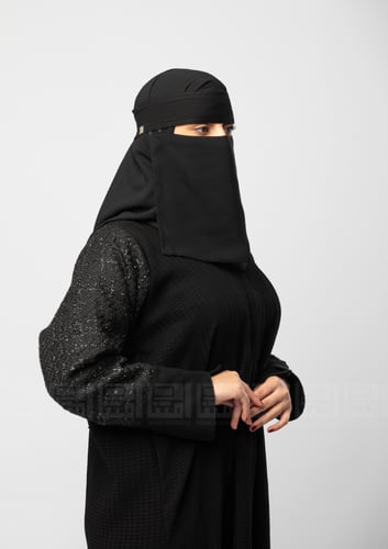 عباية شتوية بأكمام شانيل بتصميم أنيق باللون الأسود...