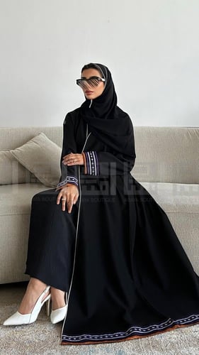 عباية عيد سوداء بتطريز ملون وتصميم ربع كلوش- 1422