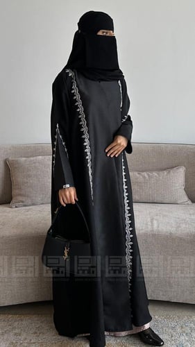 عباية عيد سوداء ربع كلوش بقماش ليمار مع تداخل التف...