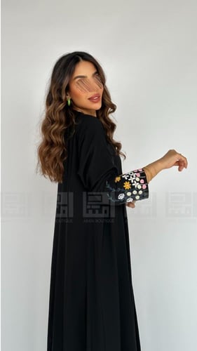 عباية كريب صيفية مطرزة بالورود بتفاصيل أنيقة- 1429