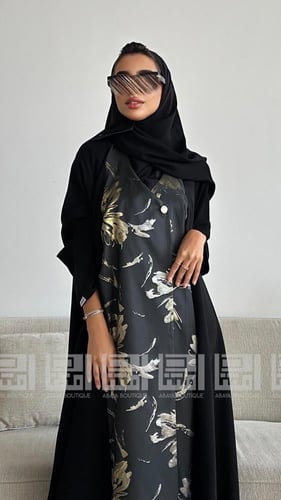 عباية سوداء صيفية نصف كلوش بجاكار ملون بتداخل فضي...