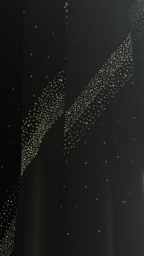 عباية سوداء ربع كلوش مزينة بالشك مع تداخل قماش الج...