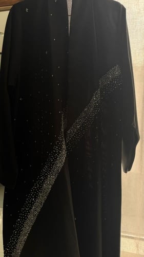 عباية سوداء ربع كلوش مزينة بالشك مع تداخل قماش الج...