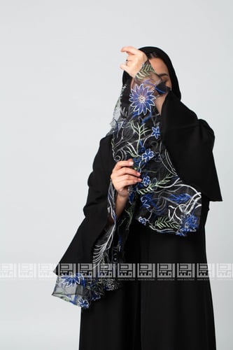 عباية سوداء بأكمام الاورقنزا الأزرق 1272
