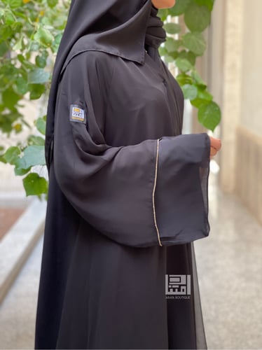 عباية كلوش سوداء مع خطوط ذهبية 1140