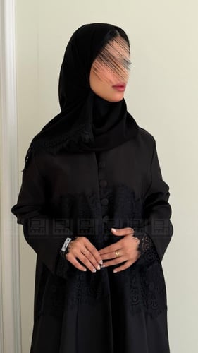 عباية دانتيل سوداء ربع كلوش بتفاصيل تُحاكي الفخامة...