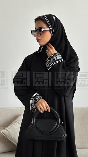 عباية عيد سوداء كلوش باردة مطرزة بأطراف فضية أنيقة...