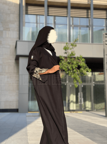 عباية سوداء بأكمام مزينة بالذهبي 1075