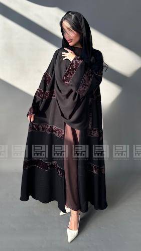 عباية سوداء فاخرة بقَصّة كلوش وأشرطة مخملية بنيّة...