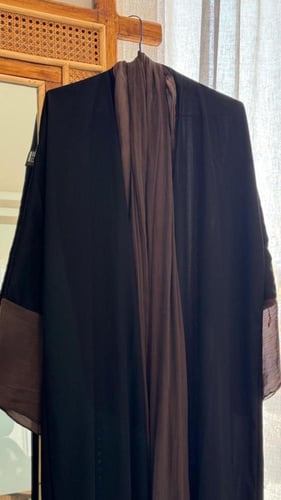 عباية يومية أنيقة بقصة A Line وقماش بلاك بيري الصي...