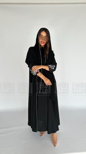 عباية كريب صيفية مطرزة بالورود بتفاصيل أنيقة- 1429