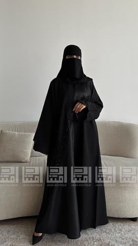 عباية سوداء ربع كلوش مزينة بالشك مع تداخل قماش الج...
