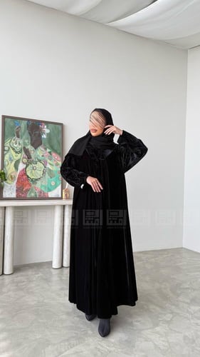 عباية شتوية سوداء دبل كلوش بتطريز مميز- 1599