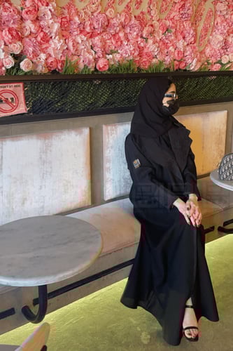 عباية سوداء بياقة رسمية بقماش منقوش 1053