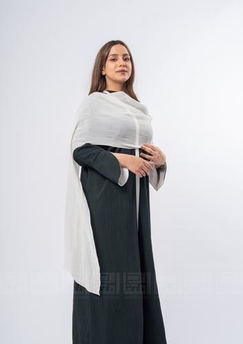عباية زيتية بشال أبيض أنيقة بخامة قطنية ناعمة- 114...