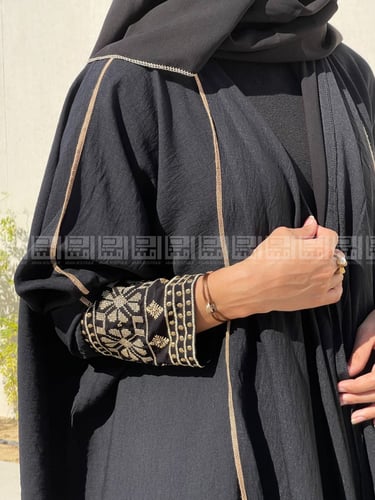 عباية بأكمام مطرزة بالذهبي قصة مموجة 1131