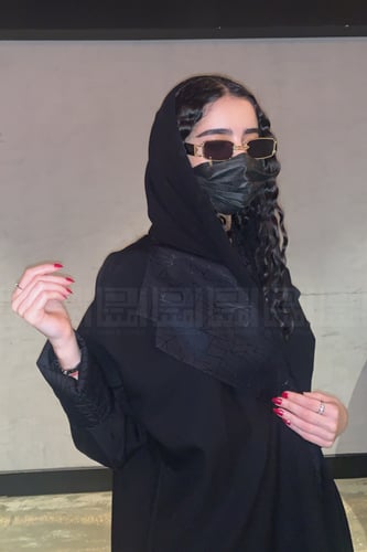 عباية سوداء بياقة رسمية بقماش منقوش 1053