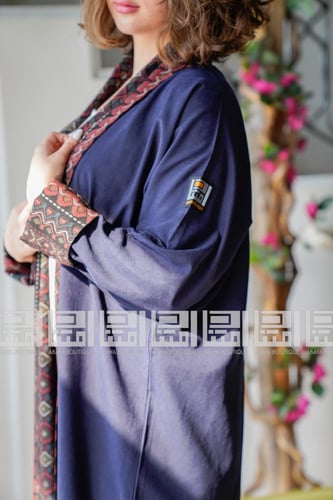 عباية باللون الكحلي مع تفاصيل السدو 1024