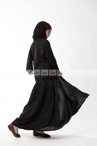 عباية سوداء بخطوط سداسية 5019