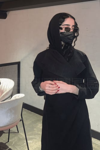 عباية سوداء بياقة رسمية بقماش منقوش 1053