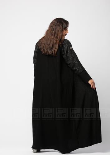 عباية شتوية بأكمام شانيل بتصميم أنيق باللون الأسود...