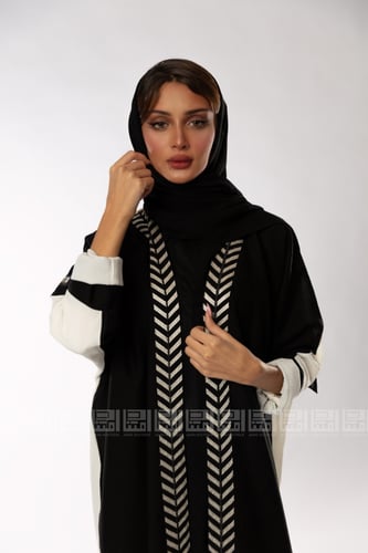 عباية أنيقة باللونين الأسود والأبيض 1215