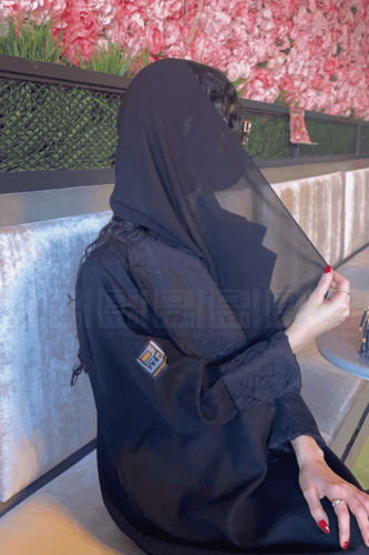 عباية سوداء بياقة رسمية بقماش منقوش 1053