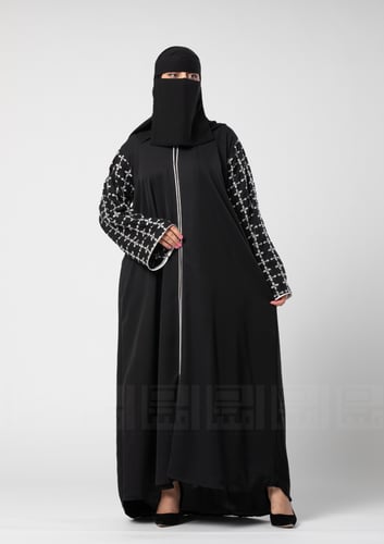 عباية ترنش كوت مطرزه بالورد الابيض 1331